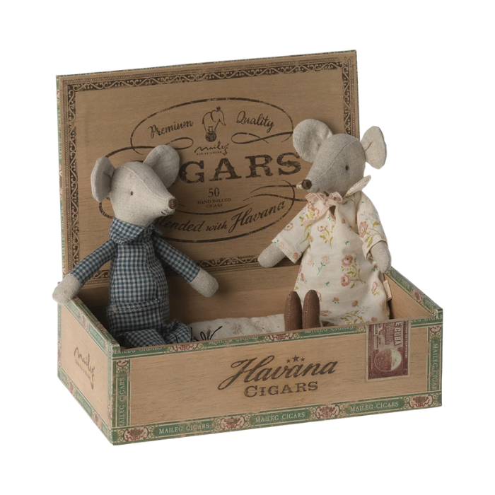 MAMA Y PAPA EN CIGARRERA