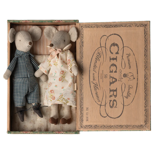 GRANDMA AND GRANDPA MICE IN CIGARBOX