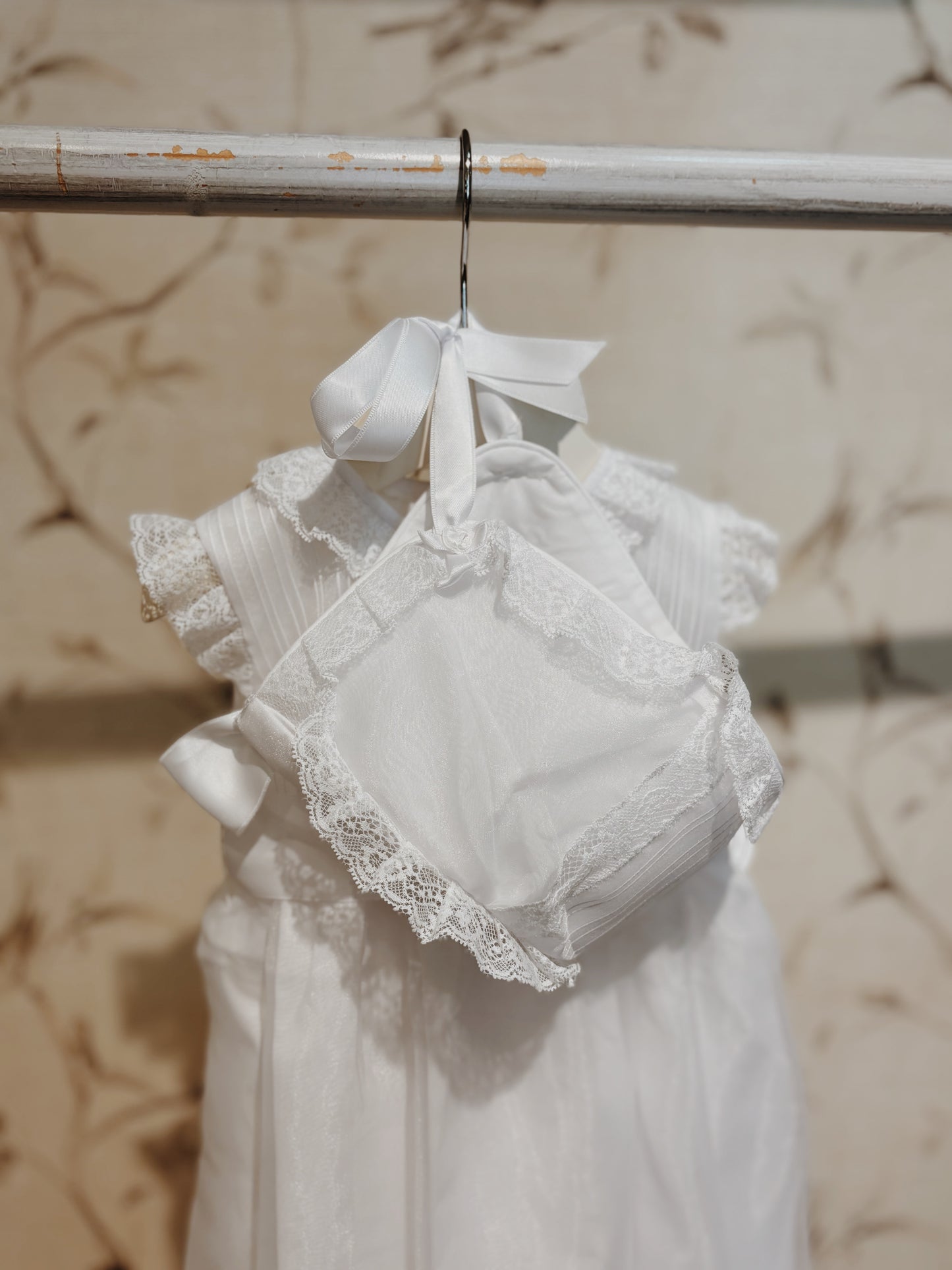 241010C FALDON RAYA SEDA BLANCO CON GORRITO