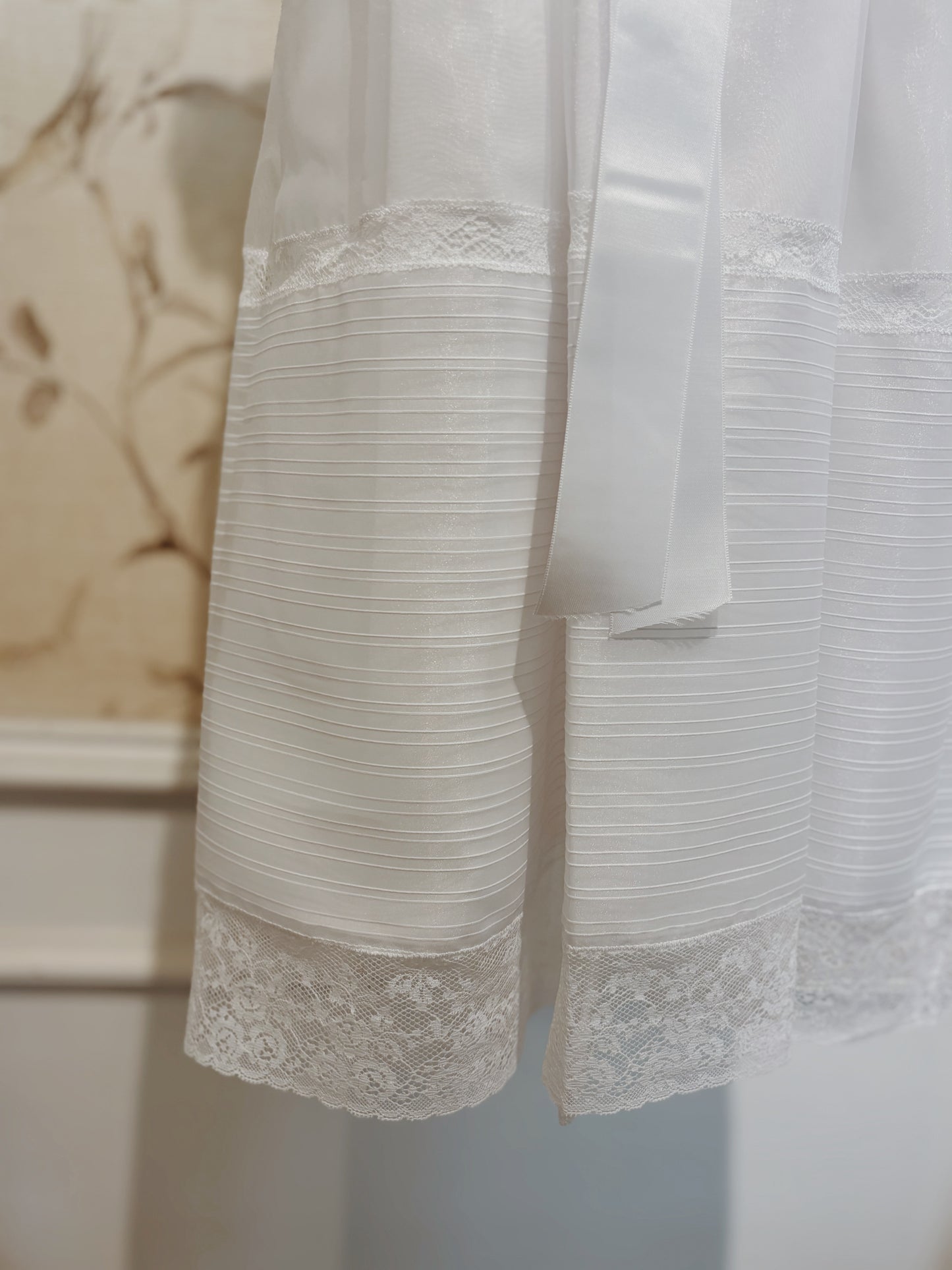 241010C FALDON RAYA SEDA BLANCO CON GORRITO